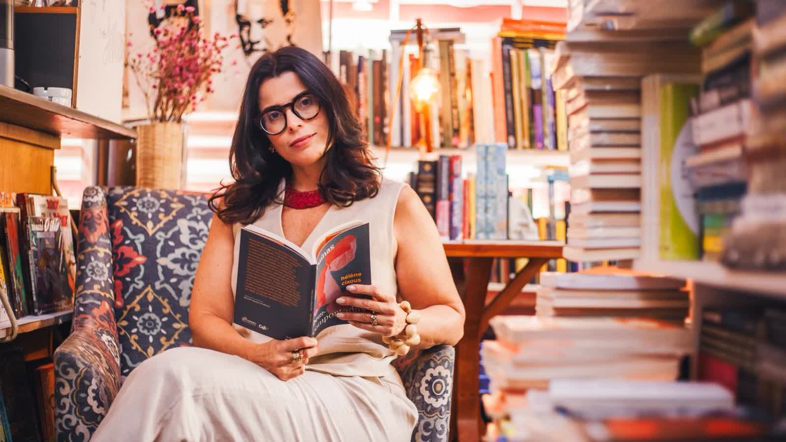 Rita Grassi lendo em uma livraria